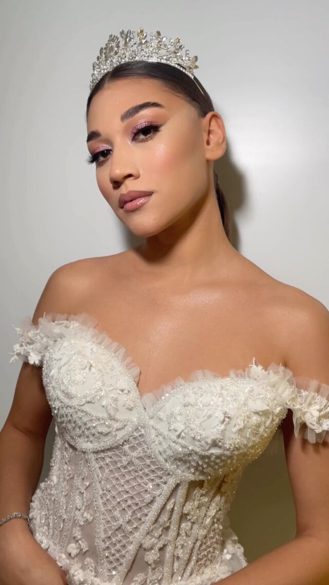 Her yıl olduğu gibi bu yılda sizde SACHA Exclusive in  ayrıcalıklı gelinlerinden olmak istiyorsanız hemen yerinizi ayırtın💫

@makeupecesari 

@1001geccegelinlik